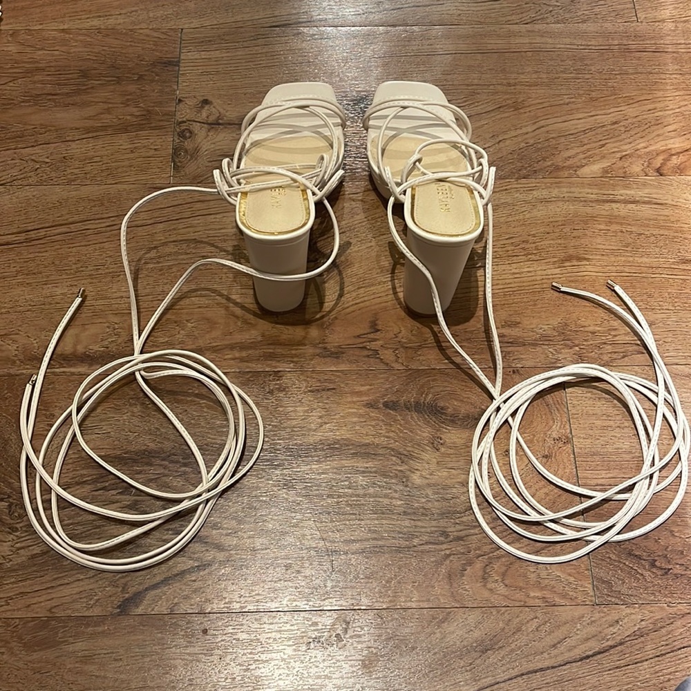 NWOT Kayleen by Los Angeles Strappy Wedges in Cream size 7